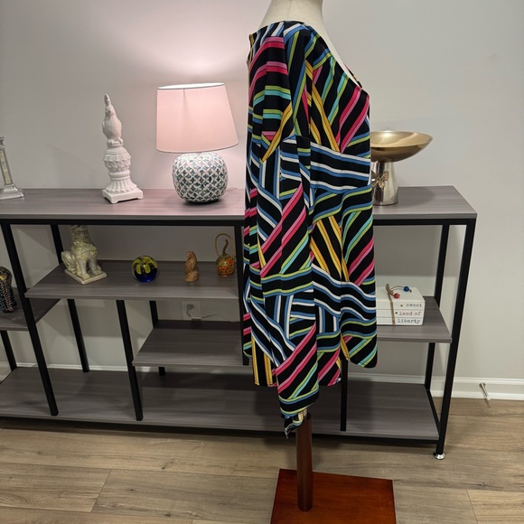 Erica Brooke Collection – Multicolor Geometric Tunic Top (Plus 3X / 26W–28W) - Picture 4 of 8